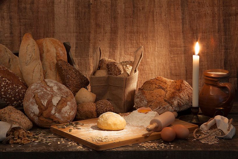 Sfeervolle plaat van diverse soorten brood van Henny Brouwers