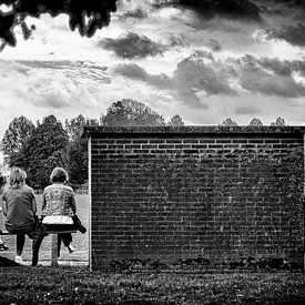 Moeders bij de dug-out von Han Balk