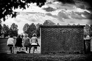 Moeders bij de dug-out sur Han Balk