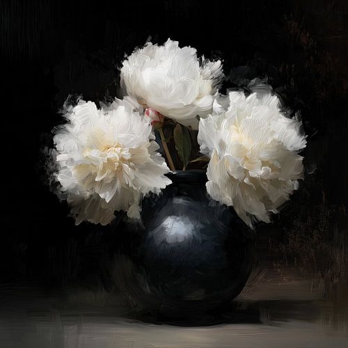 Witte pioenrozen in donkere vaas abstract stilleven