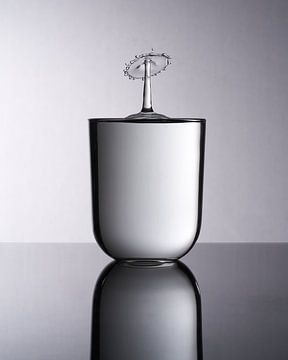 Wassertropfen in einem Glas von Gareth Williams