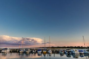 Kleiner Hafen in der untergehenden Sonne von Fotografie Heidy Wemhoff