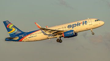 Take-off Spirit Airbus A320-200. van Jaap van den Berg