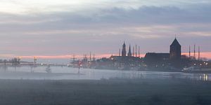 Stadtansicht von Kampen im Nebel.
