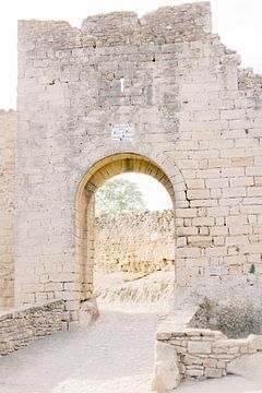 Medieval arch in Spain | Old sand colored bricks | Bright natural Europe travel photography by Milou van Ham