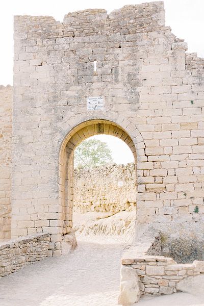 Mittelalterliches Tor | Alte Steinmauer in Spanien | Reisefotografie Wandkunst von Milou van Ham