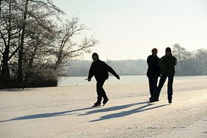 Trois patineurs sur les lacs de Nieuwkoop sur Merijn van der Vliet