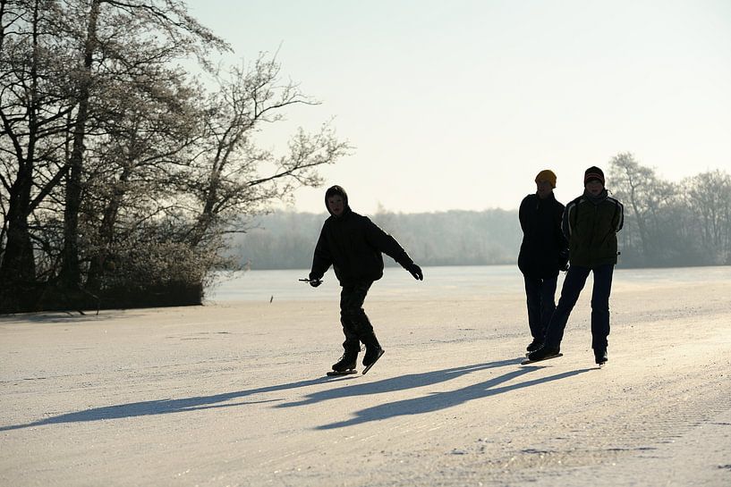 Drie schaatsers op de Nieuwkoopse Plassen van Merijn van der Vliet