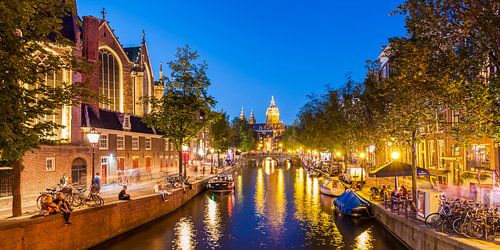 L'Oude Kerk dans le quartier des feux rouges d'Amsterdam