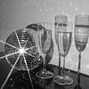 Sparkling Disco Ball Champagner Gläser Retro Schwarz und Weiß Urlaub Party Fotografie Wanddekoration von Dagmar Pels