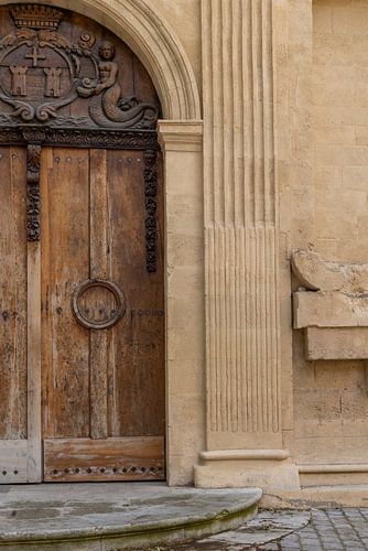 Eine alte verwitterte Schlosstür