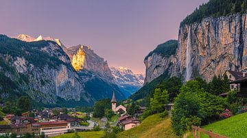 Zonsopkomst in Lauterbrunnen, Zwitserland van Henk Meijer Photography