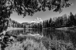 Lac près des Trois Cimets dans les Dolomites en noir et blanc. sur Manfred Voss, Schwarz-weiss Fotografie