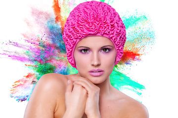 Femme avec un bonnet de bain