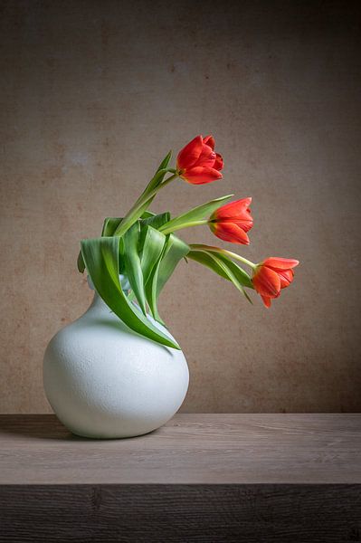 Still life with tulips in an earthen vase by John van de Gazelle fotografie