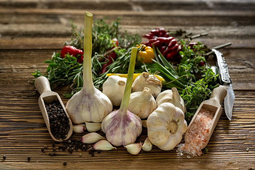 Frischer Knoblauch mit Gewürzen auf rustikalem Holz von Photo Art Thomas Klee