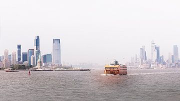Ferry brumeux de Staten Island, NYC sur Carin du Burck