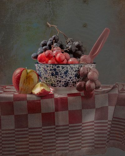 Still life 'Grapes in bowl