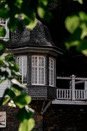 In dem deutschen Dorf Monschau findet man solche schönen, natürlichen Rahmen. Das verleiht dem Foto etwas mehr Tiefe. von Koen Lipman