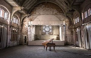 Piano in verlaten theater van Inge van den Brande