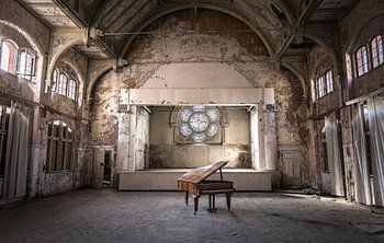 Piano dans un théâtre abandonné
