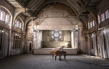 Piano dans un théâtre abandonné sur Inge van den Brande