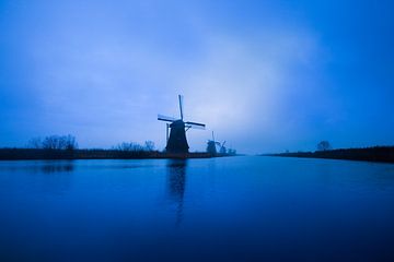 Windmühlen in Kinderdijk während der blauen Stunde von Jeroen Stel