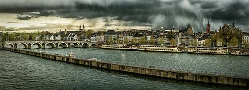 Maastricht - Mestreech met dreigende wolken, bewerkt I