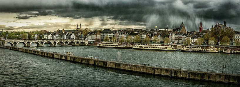 Maastricht - Mestreech met dreigende wolken, bewerkt I par Teun Ruijters