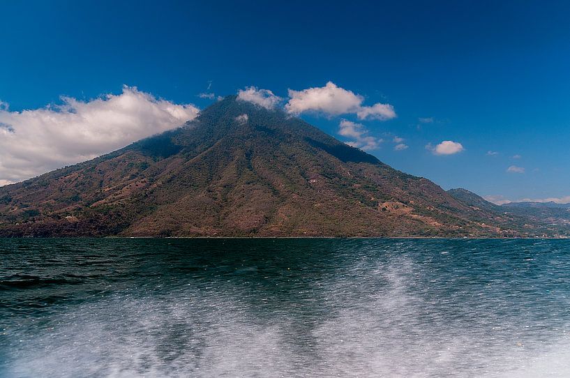 Guatemala: Meer van Atitlán by Maarten Verhees
