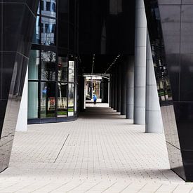 De mens als klein onderdeel in haar eigen gebouwde samenleving sur Ronald Kleine