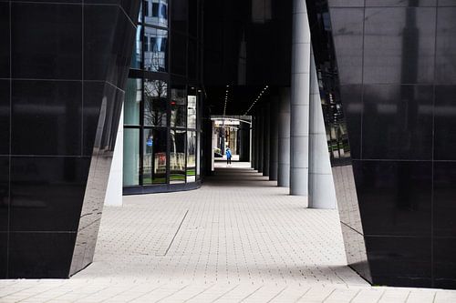 De mens als klein onderdeel in haar eigen gebouwde samenleving