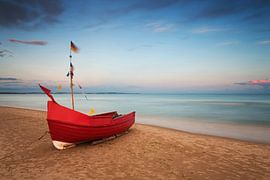 Vissersboot op het strand van Frank Herrmann