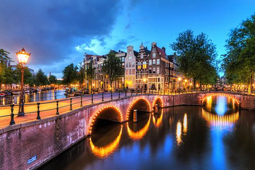 Keizergracht in de avond met verlichting