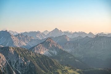 Zonsondergang in de bergen van Tannheim met uitzicht op de Hochvogel van Leo Schindzielorz