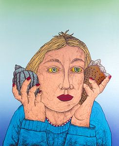 Enfant avec des coquillages à l'oreille