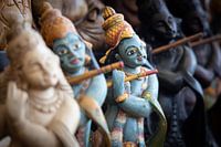 God Rama bespeelt fluit in souvenirwinkel