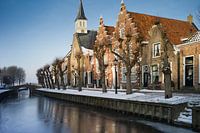 Friesische Stadt Sloten im Winter mit Fassaden und Kirche