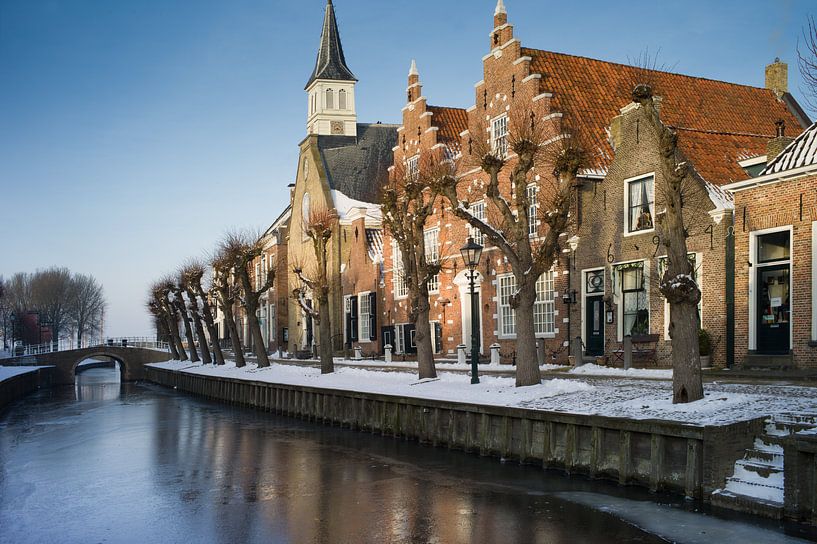 Friese stad Sloten in de winter met gevels en kerk van Henk Vrieselaar