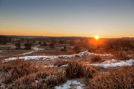 Zonsopkomst boven de Brunssummerheide in Zuid-Limburg von John Kreukniet