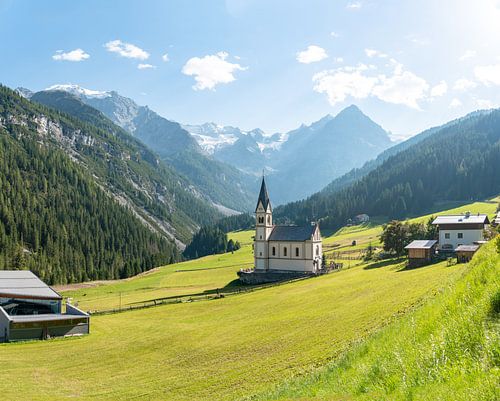 Stelvio Pass weg met uitzicht op de omliggende bergen en gletsjers
