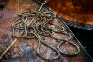 Alte Seile und rostige Boote