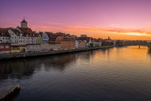 Zonsondergang aan de oever van de Donau in Regensburg
