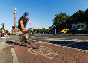 Schneller Radfahrer an der Berliner Siegessäule