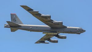 Vorbeiflug eines Boeing B-52H Stratofortress-Bombers.