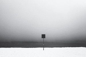 Schild im Schnee am Strand