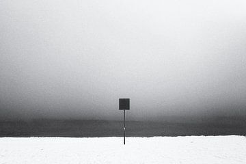 Schild im Schnee am Strand von Heiko Westphalen