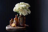 Stilleben mit weißen Rosen in braunen Flaschen und Zitrone von Affect Fotografie Miniaturansicht