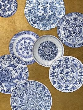 Collection of Delft blue plates on gold background, Rijksmuseum by Mijke Konijn