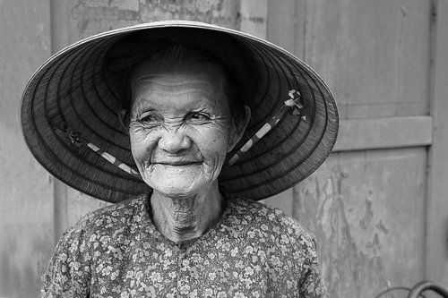 Lächelnde vietnamesische alte Dame